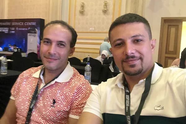 مع زميل في مؤتمر طبي