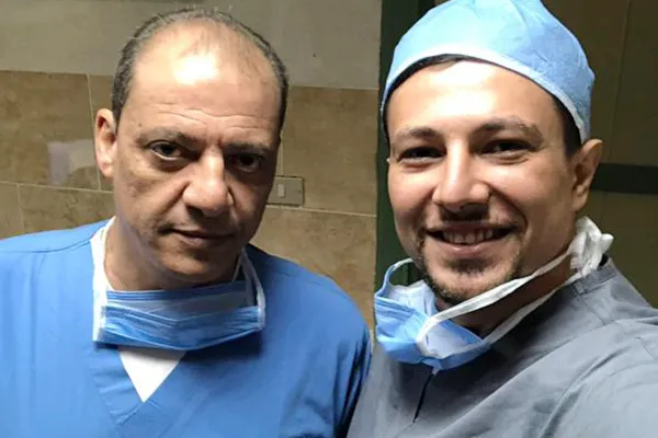 مع زميل بملابس العمليات