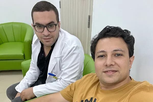 مع زميل في العيادة